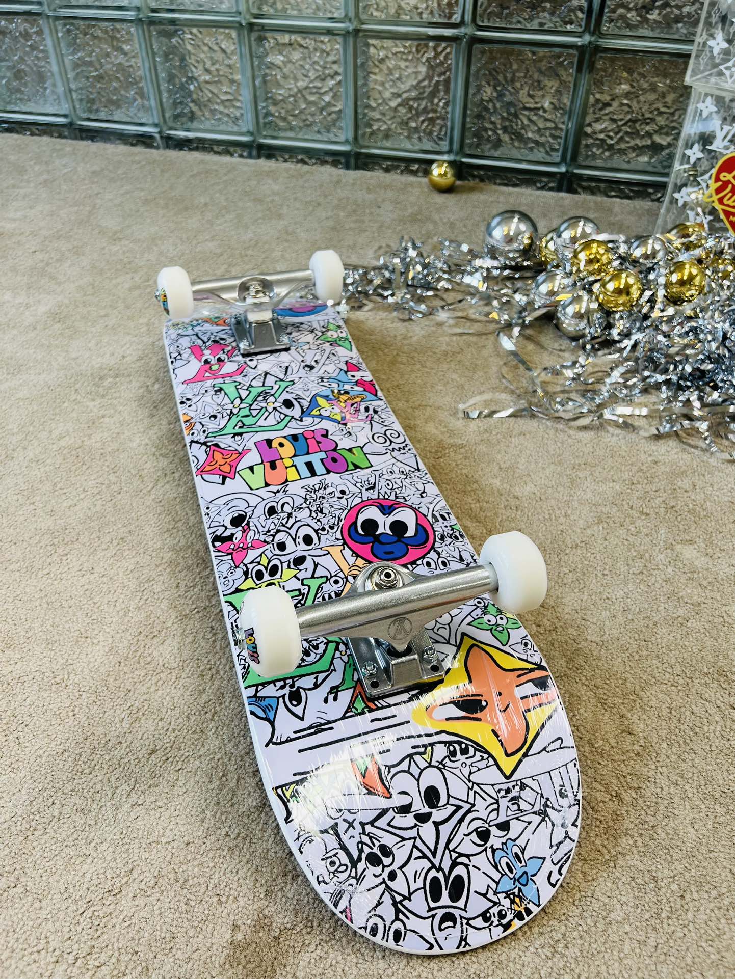 CUSTOM LV MNG COMICS SKATEBOARD