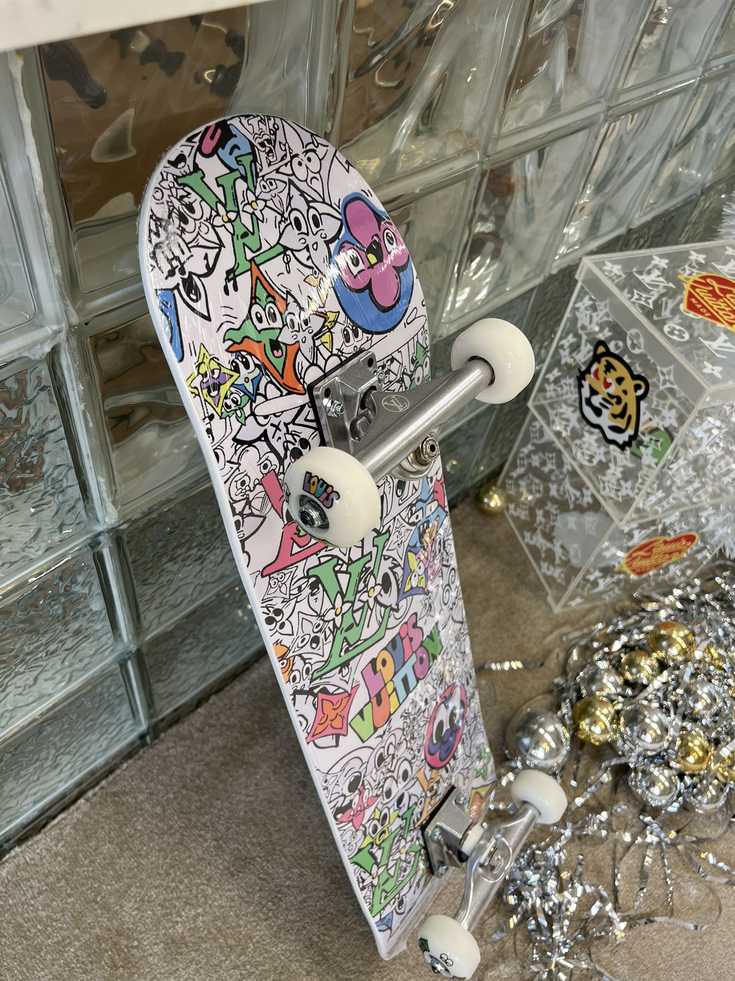 CUSTOM LV MNG COMICS SKATEBOARD